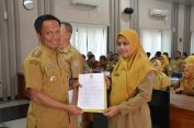 Pj Bupati Cilacap Serahkan SK Penunjukan Kepala Puskesmas dan Kepala TU Puskesmas