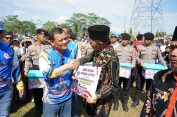 Trabas Kamtibmas di Cilacap, Kapolda Jateng Bagikan Ribuan Paket Sembako