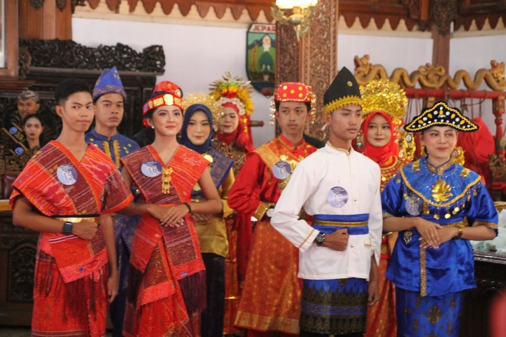 Unik, Pemilihan Duta Antinarkoba Kenakan Pakaian Adat Nusantara