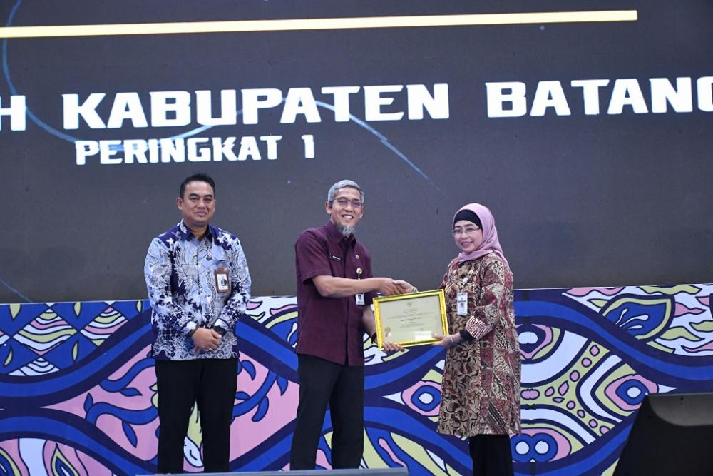 Pj Bupati Batang Terima Dua Penghargaan Blangkon Award 2024