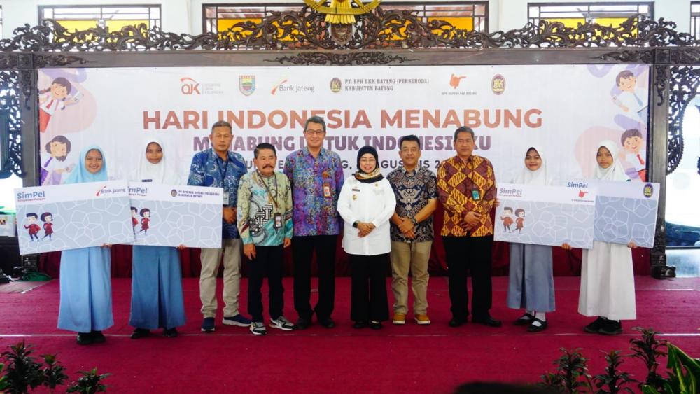 Peringati Hari Indonesia Menabung, 300 Pelajar di Batang Dapat Tabungan dari OJK