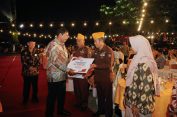 Malam Resepsi HUT ke-79 RI, Pj Gubernur Berikan Tali Asih kepada Veteran dan Janda Perintis Kemerdekaan