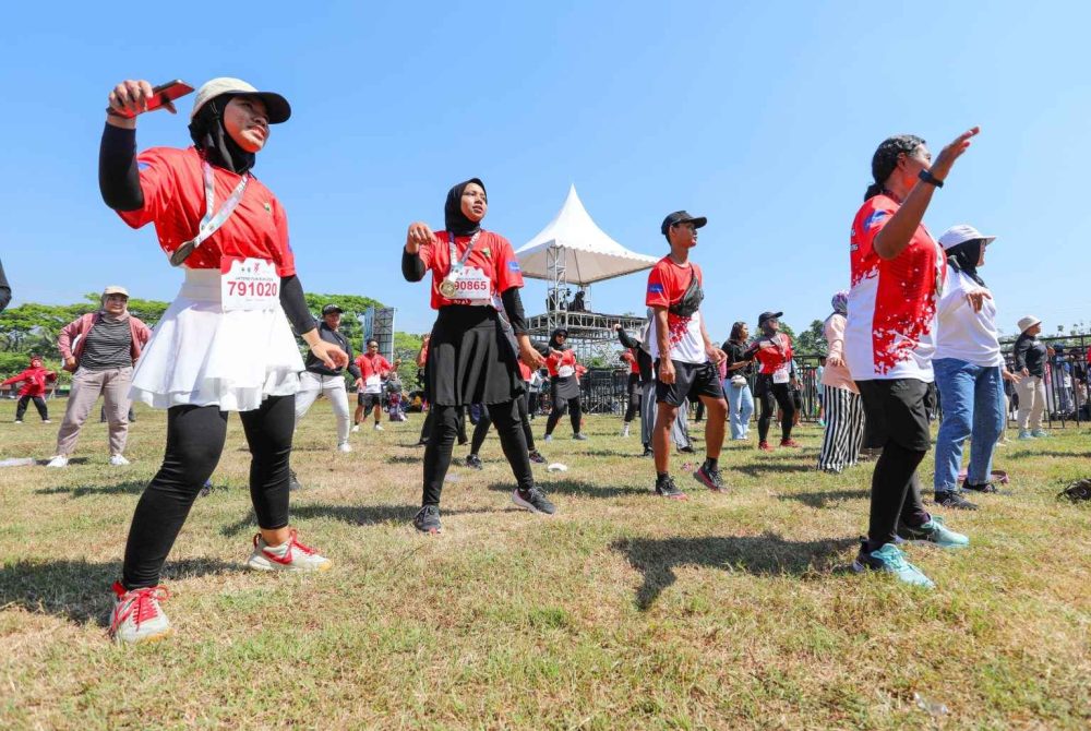 Usai Berlari, Ratusan Orang Tetap Antusias Ikuti Senam Zumba