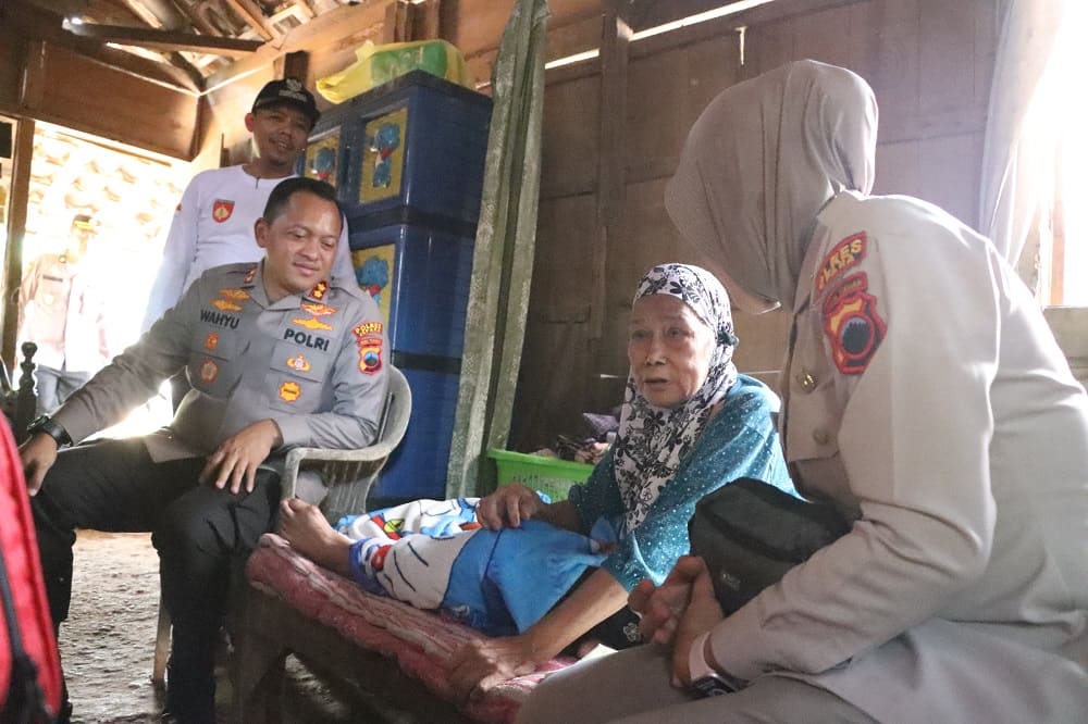 Tindaklanjuti Commander Wish Kapolda Jateng, Polres Jepara Salurkan Bansos