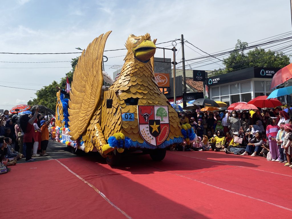 Karnaval Pembangunan Kabupaten Cilacap Dimeriahkan Ratusan Mobil Hias