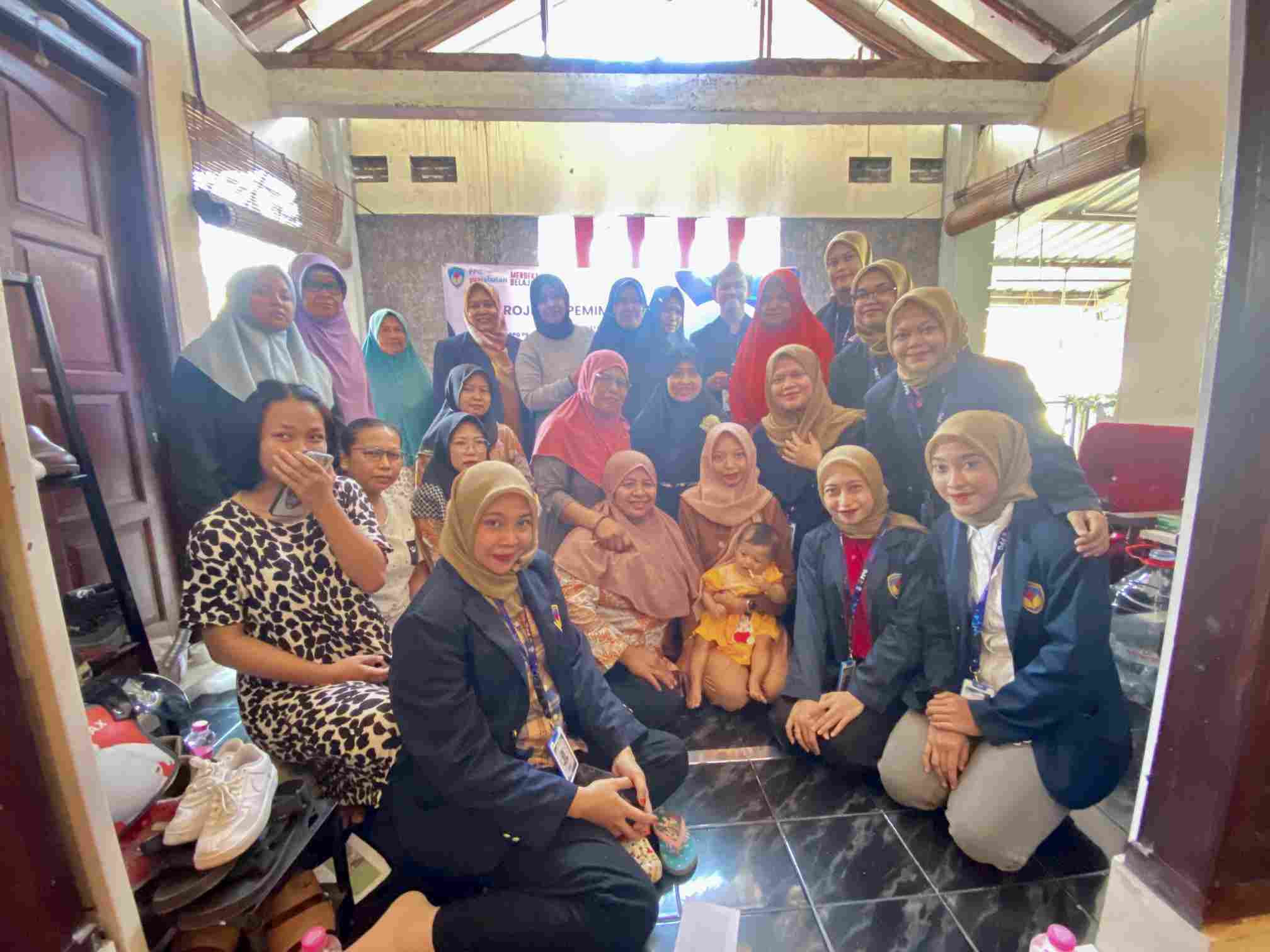 Mahasiswa Upgris Ajak Warga Manfaatkan Minyak Jelantah Jadi Lilin Aromaterapi