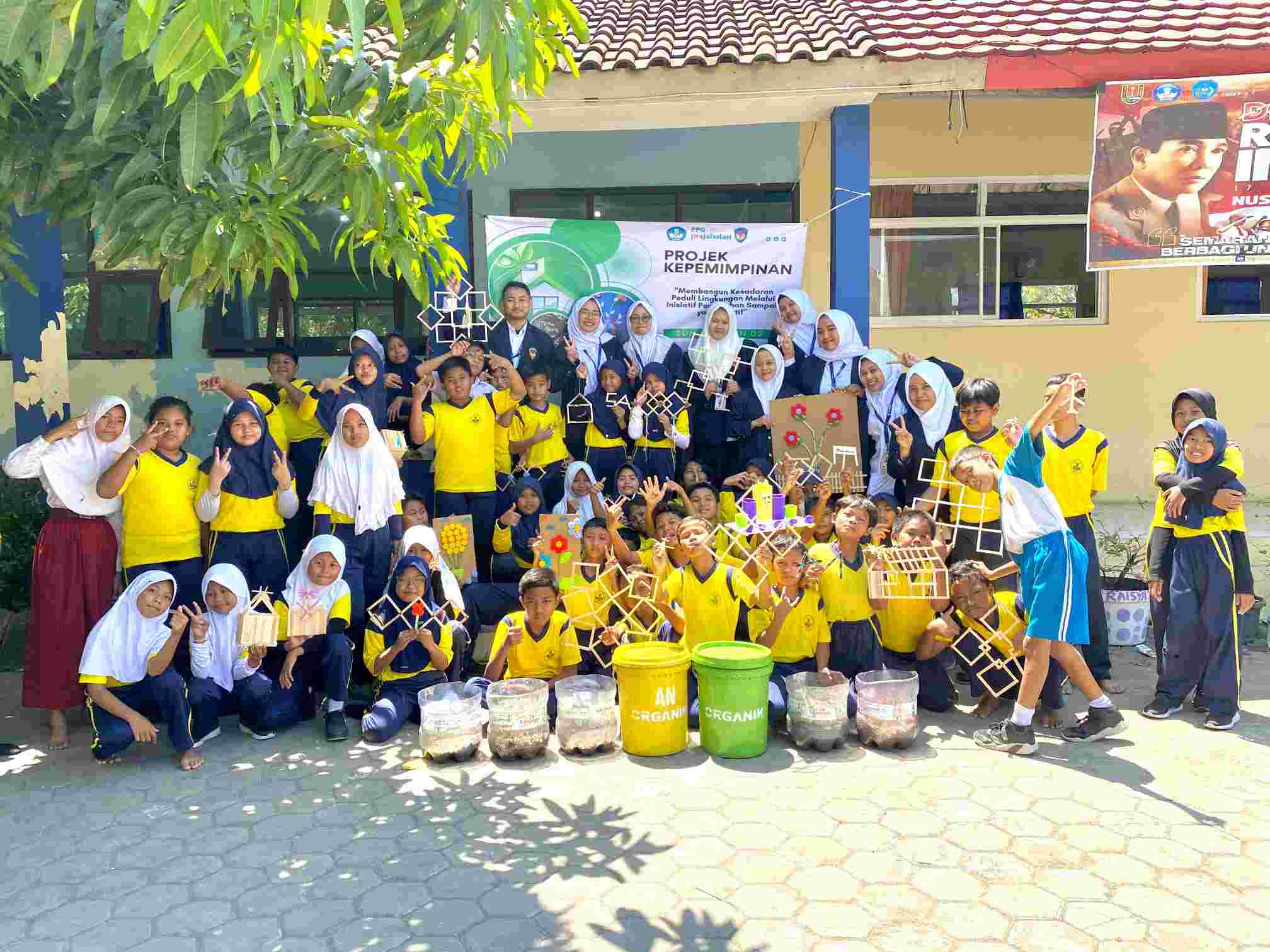 Tumbuhkan Kesadaran Peduli Lingkungan, Mahasiswa Upgris Gelar Pelatihan Pengolahan Sampah untuk Siswa SD