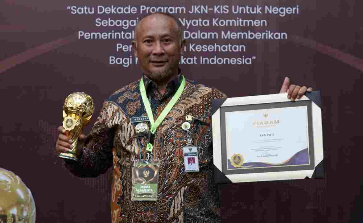 Pj Bupati Pati Terima UHC Awards 2024
