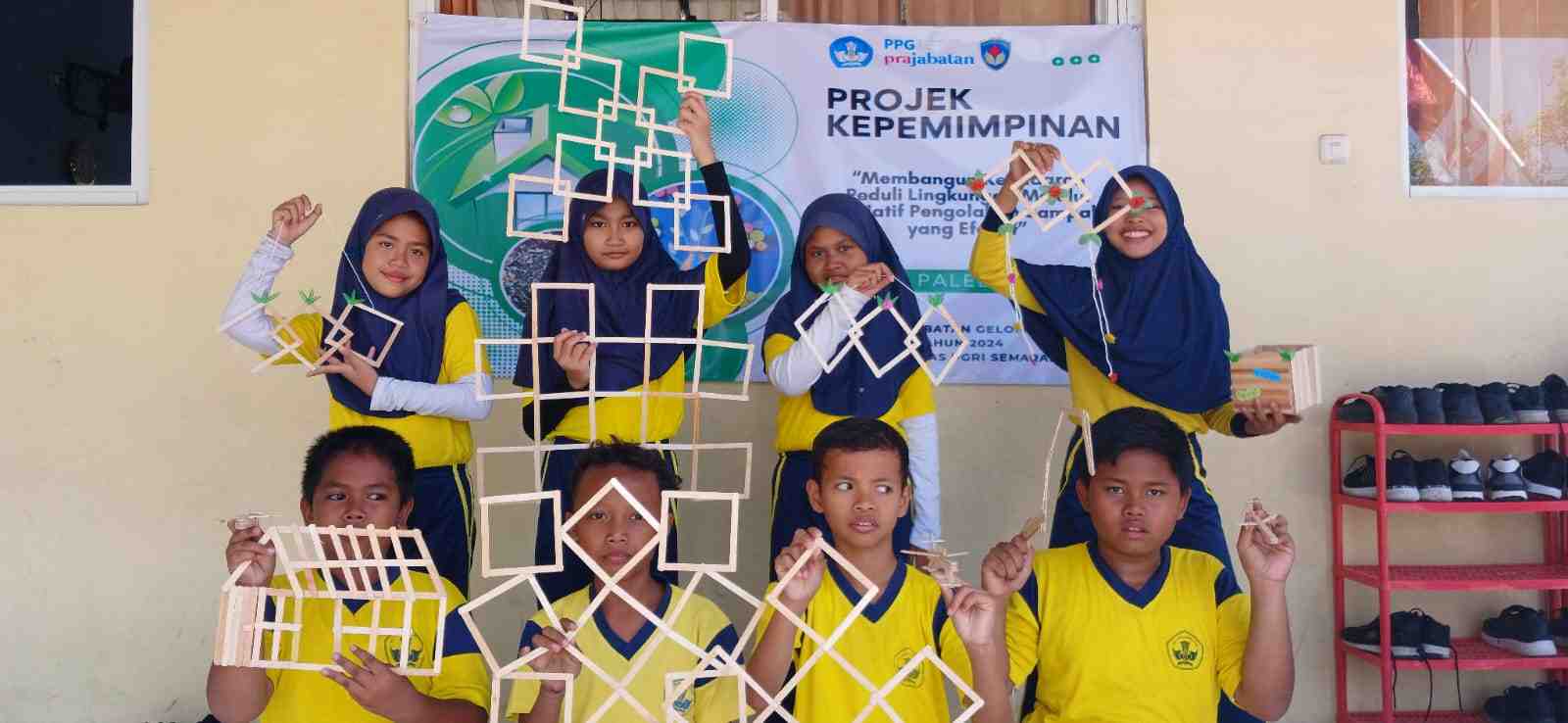 Siswa SD N Palebon 02 Kecamatan Pedurungan Tengah, Kota Semarang menunjukkan hasil karya hasil pengolahan sampah, Senin (19/8/2024).