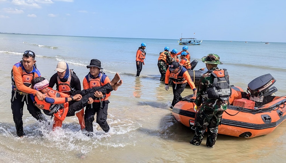 Tim Reaksi Cepat Selamatkan Korban Tenggelam di Pantai Karangjahe Rembang