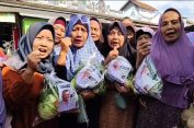 Relawan Ahmad Lutfi Bagikan Paket Sayur Gratis untuk Ibu-Ibu di Pasar