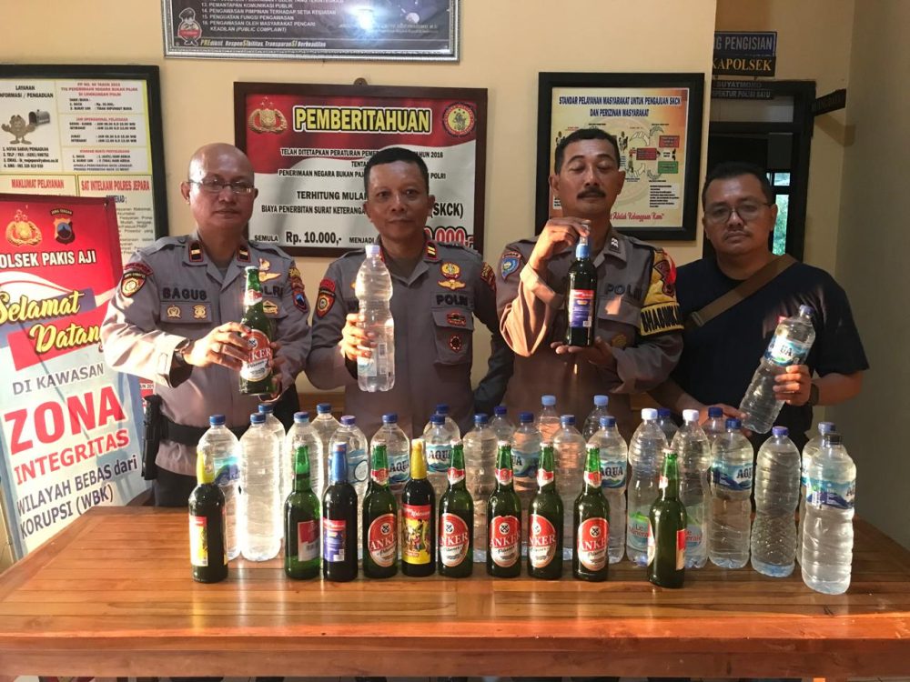 Polisi Sita Puluhan Botol Miras Saat Pengamanan Pertunjukan Orkes Dangdut