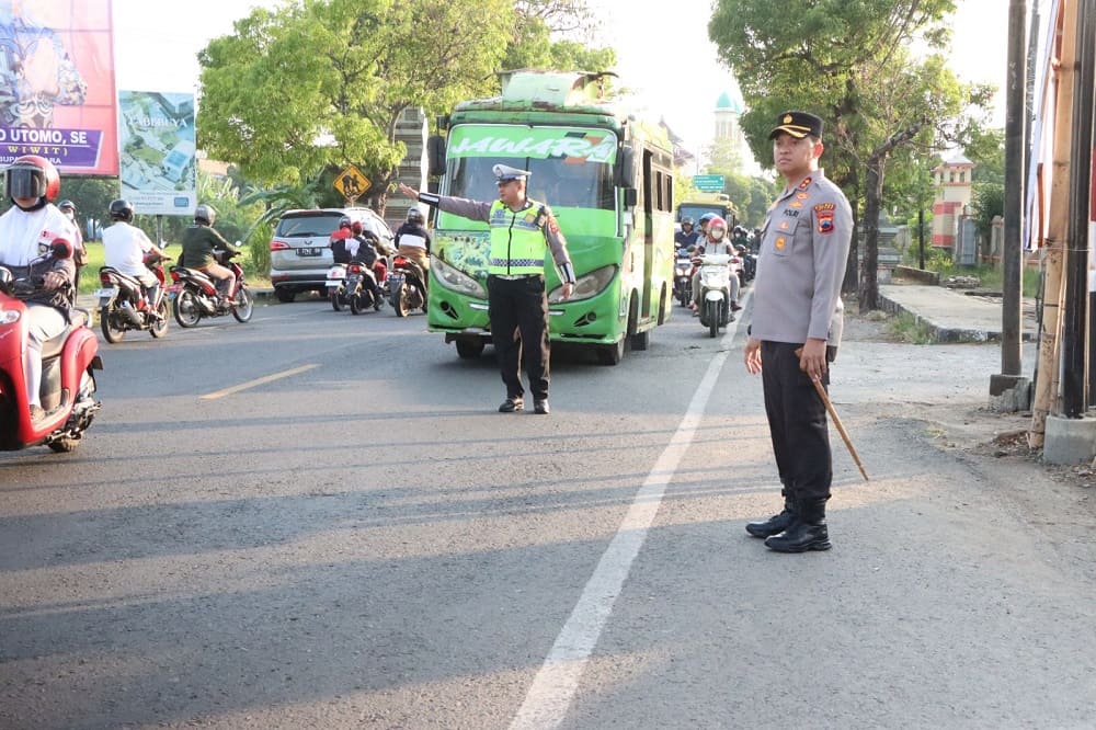 Kapolres Jepara Pimpin Pengaturan Lalu Lintas Pagi di Berbagai Titik Penyeberangan