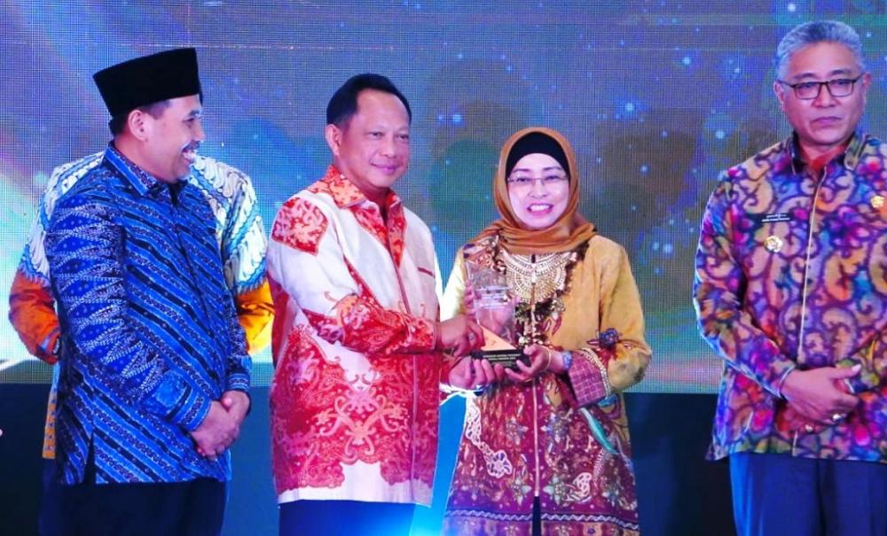 Pj Bupati Batang Raih Penghargaan Penjabat Kepala Daerah Kab/ Kota Kategori Kinerja Total