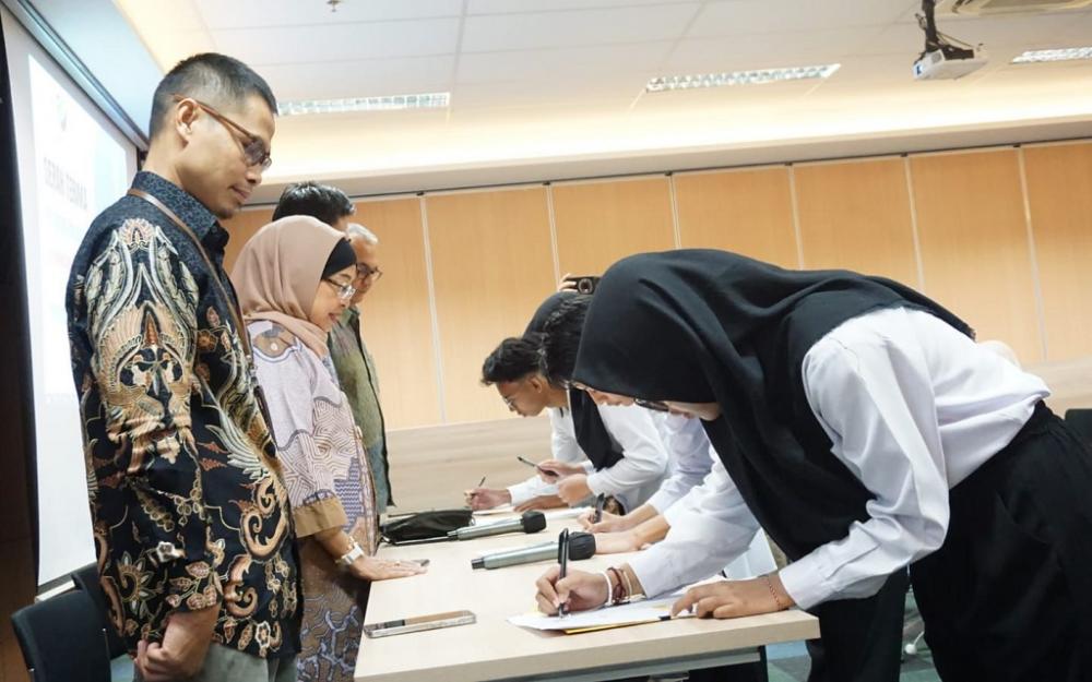 PLTU Batang Berikan Beasiswa Mahasiswa Berprestasi