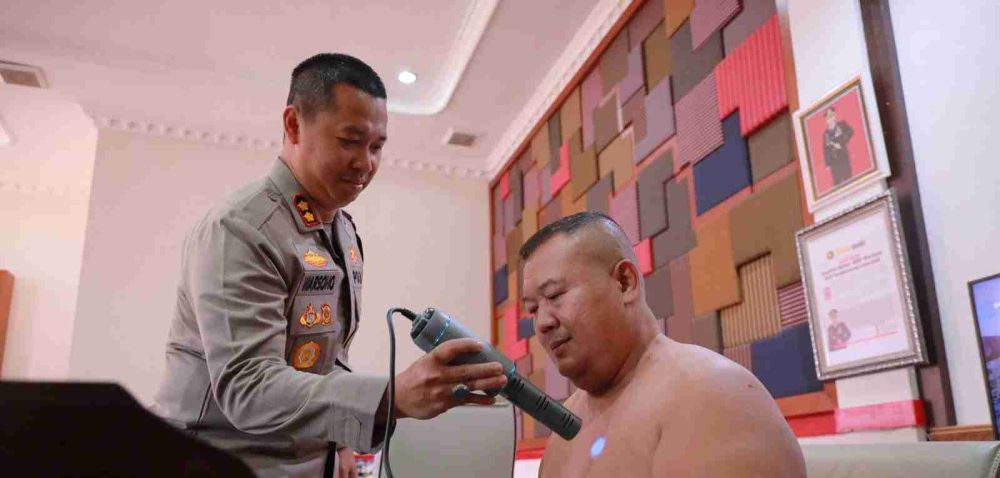 Kapolres Klaten Berikan Terapi Pribadi untuk Anggotanya yang Sakit