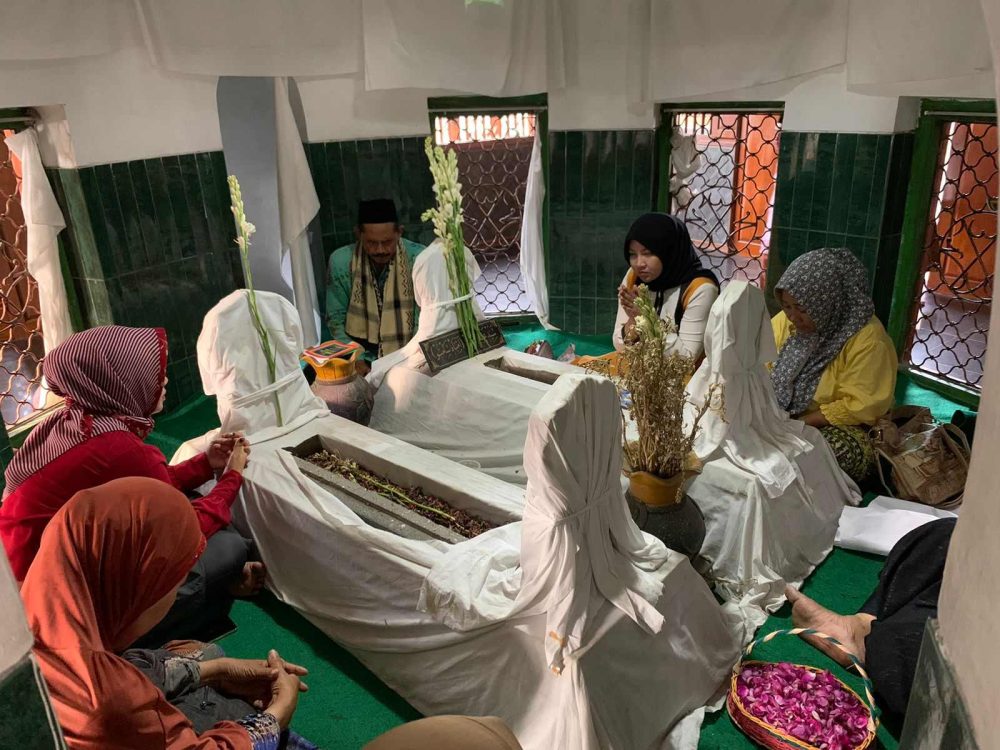 Awali Hari Pertama Kampanye, Cabup Vivit Ziarah ke Makam Tokoh Lasem