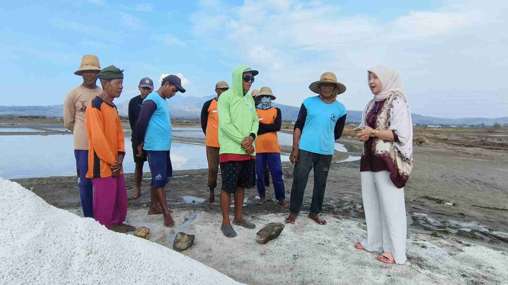 Blusukan ke Tambak Garam, Ini Janji Mbak Vivit Jika Terpilih Jadi Bupati Rembang