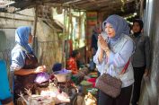 Blusukan ke Pasar Krikilan Sumber, Mbak Vivit Panen Dukungan