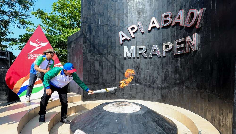 Awali Pawai Obor Peparnas Solo 2024, Pj Gubernur Lakukan Pengambilan Api Abadi Mrapen