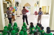 Polisi Kenalkan Tertib Lalu Lintas Sejak Dini pada Anak TK