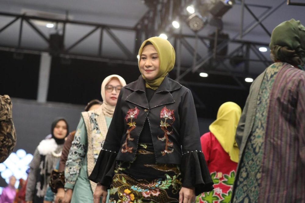 Sejumput Makna dalam Wastra Jawa Tengah, Bersama Puluhan “Peragawati Dadakan” Dekranasda