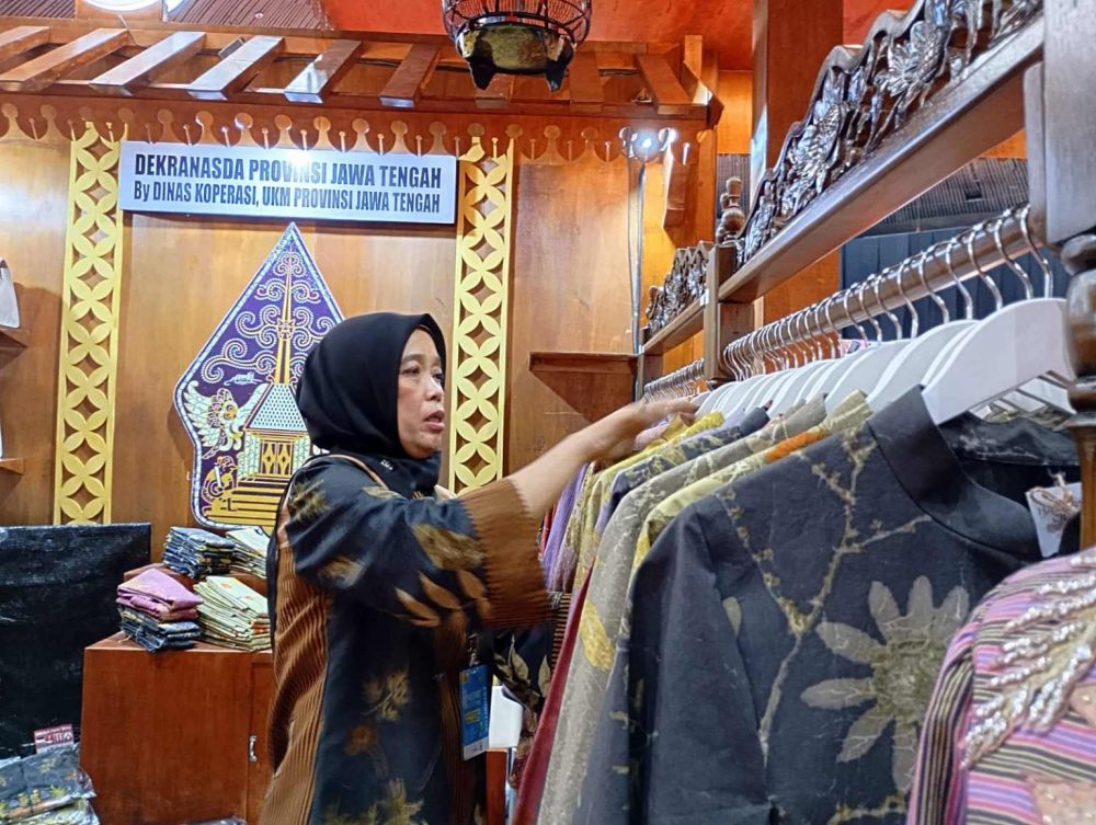 Yuk Borong! Batik Ecoprint Beragam Warna di Paviliun Jateng