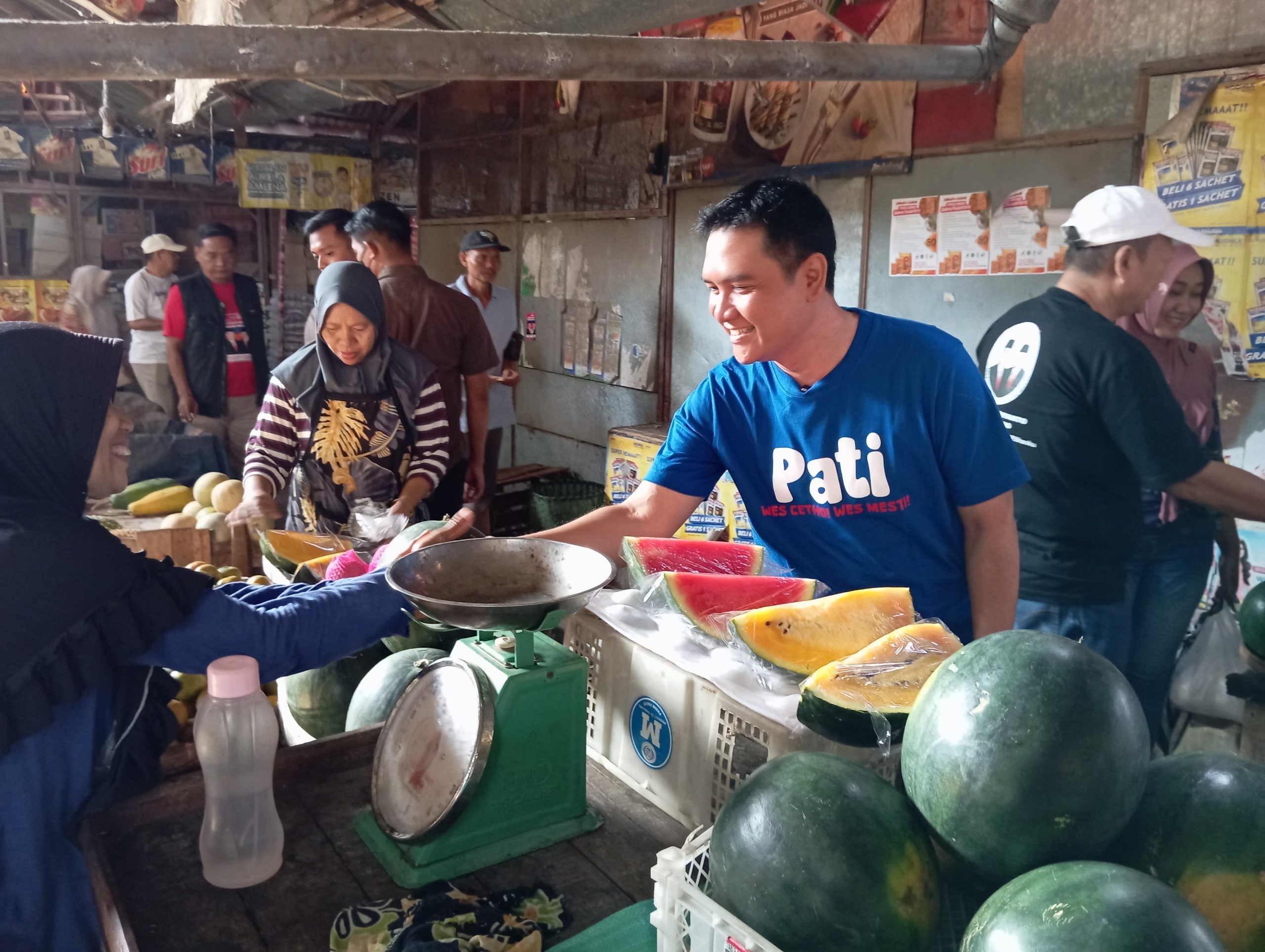 Larisi Dagangan Warga, Wahyu – Suharyono Panen Dukungan saat Blusukan ke Pasar 