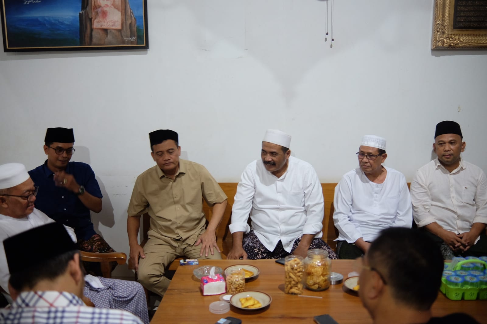 Gaya Songkoan Miring ala Cagub Jateng Ahmad Luthfi, Curi Perhatian saat Sowan ke Kiai Muad Thohir Kajen