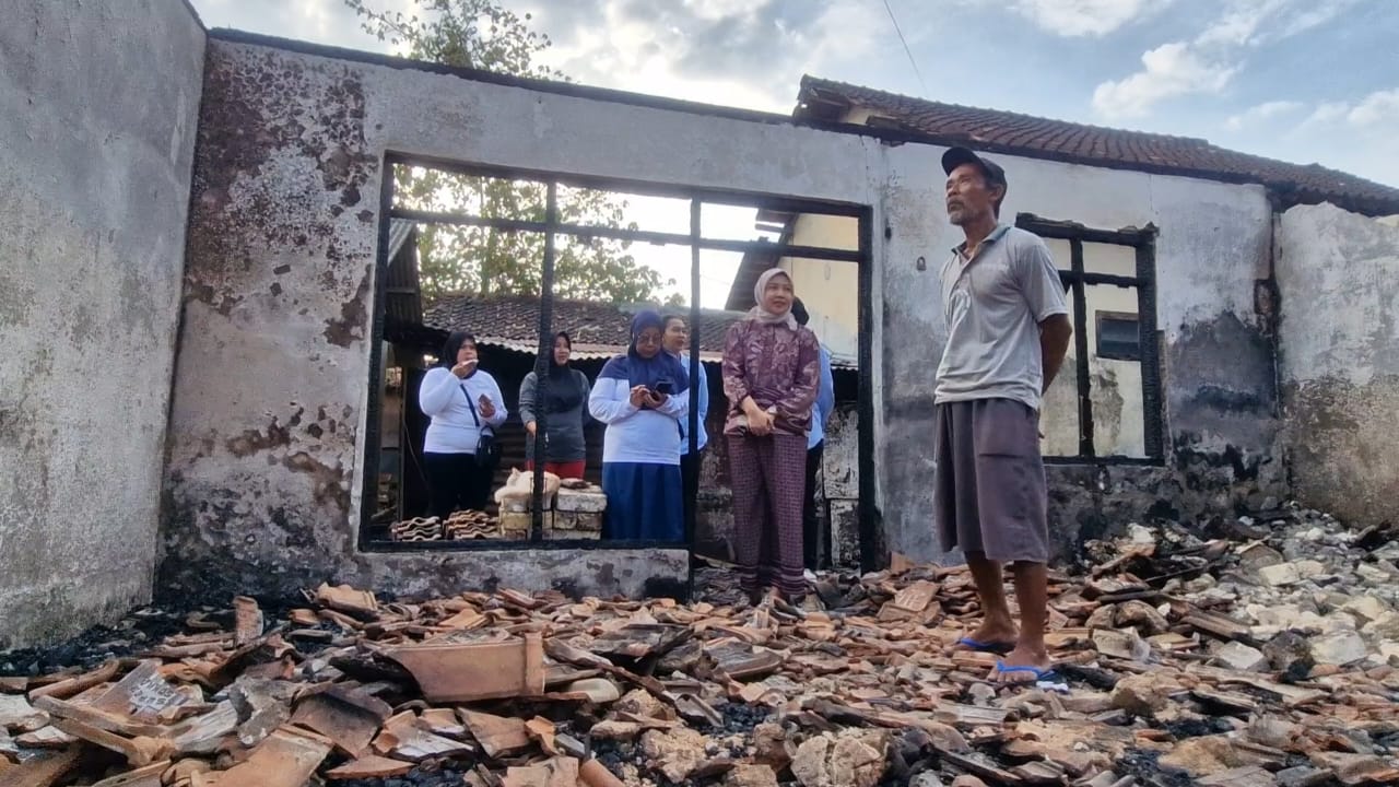 Mbak Vivit Kunjungi Rumah Korban Kebakaran di Lasem, Didoakan Terkabul Hajatnya
