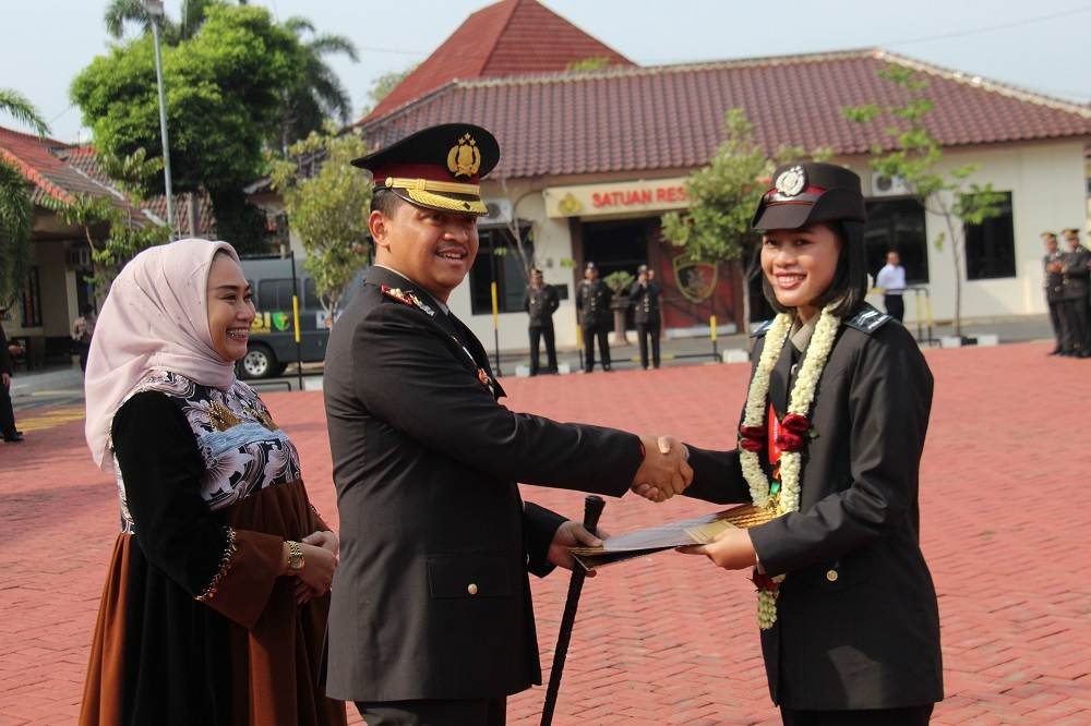 Kapolres Jepara Berikan Penghargaan Pada Personel Berprestasi di Hari Kesaktian Pancasila