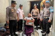 Senyum Bahagia Jamiin Terima Bantuan Kursi Roda dari Kapolres Jepara