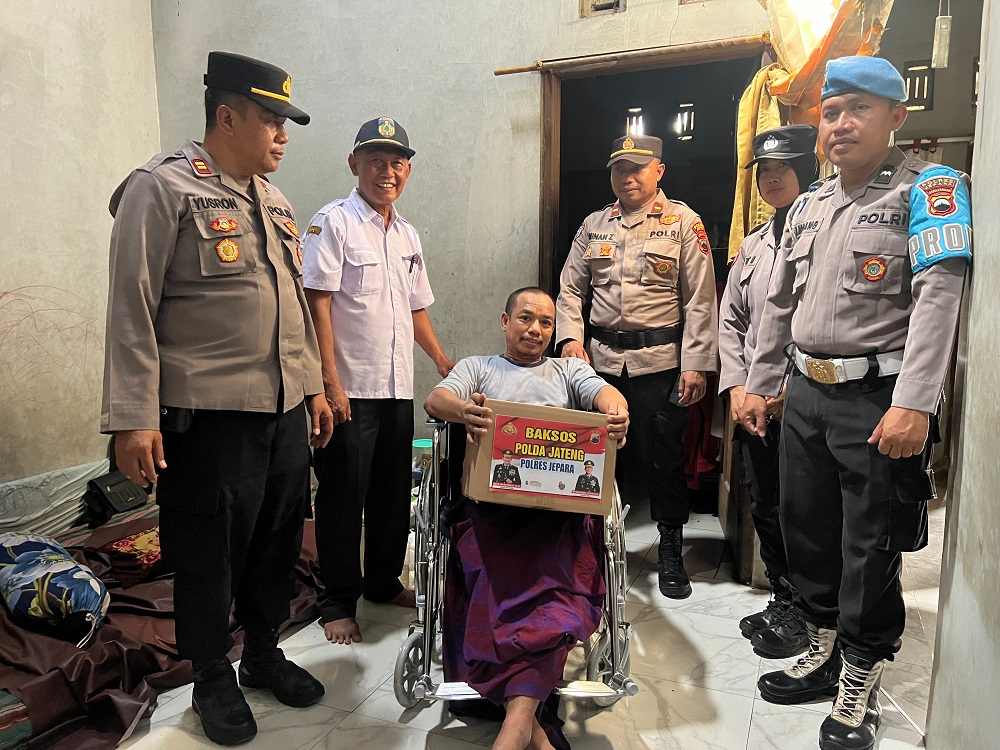 Senyum Bahagia Jamiin Terima Bantuan Kursi Roda dari Kapolres Jepara