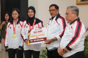 Pj Gubernur Jateng Berikan Tali Asih kepada Peraih Medali PON XXI