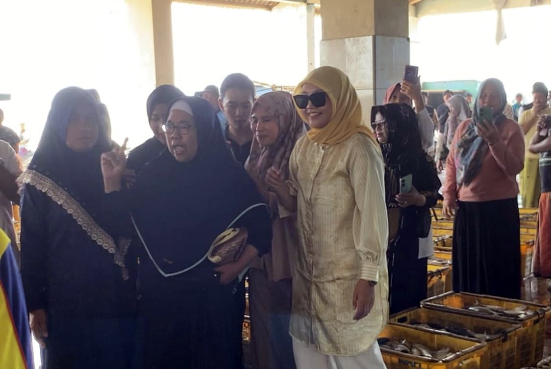 Blusukan ke TPI Sarang, Mbak Vivit Disambut Satu Jari Para Nelayan