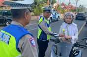 Aksi Simpatik Satlantas Polres Jepara, Bagikan Cokelat Hingga Bunga kepada Pengendara