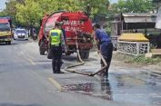 Polisi Jepara dan Tim Damkar Bersihkan Tumpahan Semen