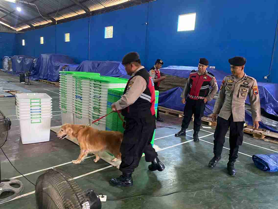 Sterilisasi Gudang Logistik KPU Jepara, Polisi Terjunkan Anjing Pelacak