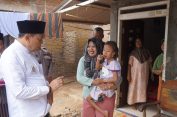 Keliling Jenguk Warga yang Sakit, Pj Bupati Berikan Bantuan Pengobatan