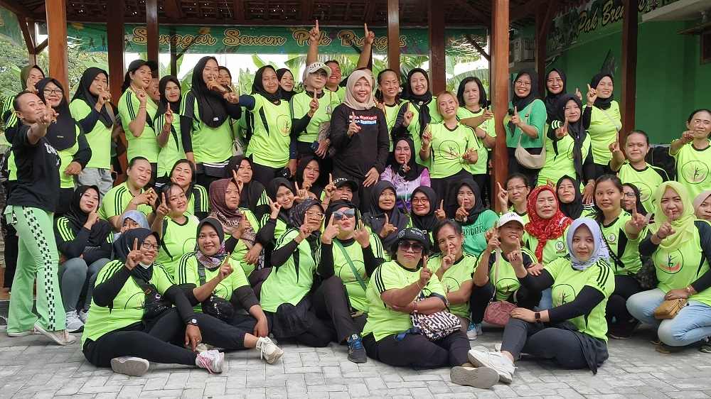 Merakyat, Mbak Vivit Berbaur Ikut Senam Sehat Bersama Emak-emak