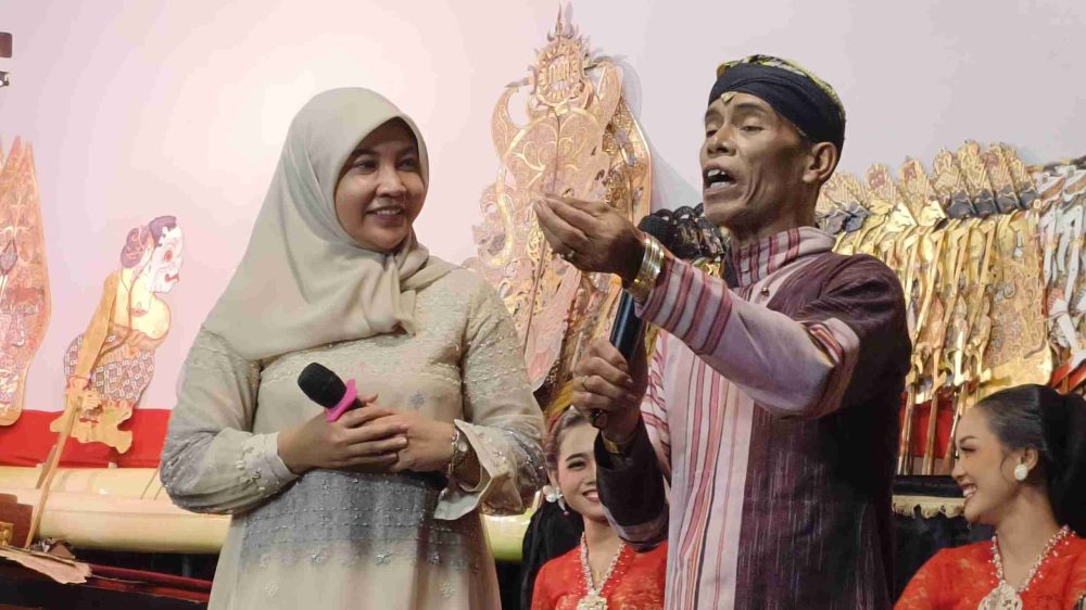 Dalang Sigit : Vivit Pemimpin Perempuan Ideal Kabupaten Rembang