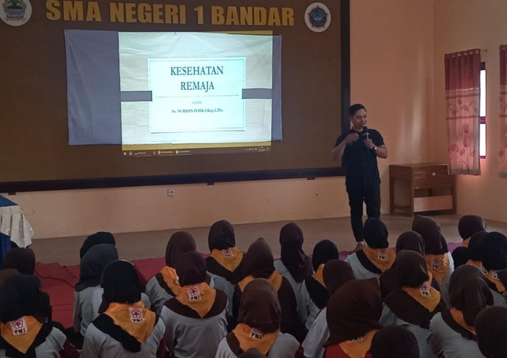 Tenaga Kesehatan Bekali Duta Sehat SMA Negeri 1 Bandar