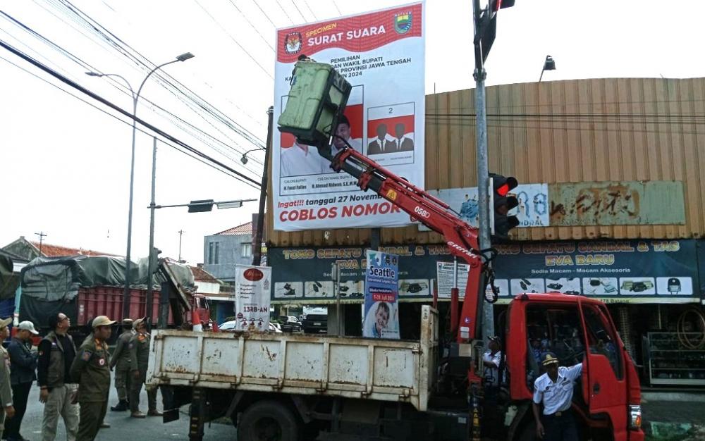 Gunakan Logo KPU dan Pemkab, Bawaslu Batang Copot APK Paslon yang Langgar Aturan