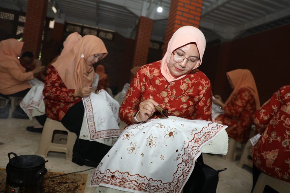 Puluhan Anggota Dharma Wanita Persatuan Jateng Belajar Membatik