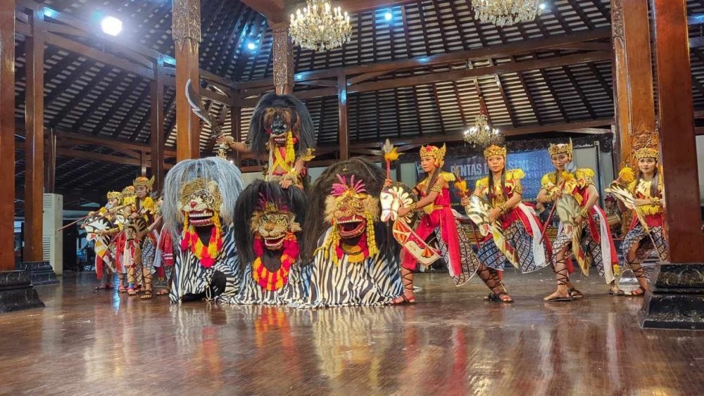 Pagelaran Seni Budaya Rembang Pukau Pengunjung Taman Mini Indonesia Indah