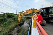 Antisipasi Luapan Air Saat Musim Hujan, Wahyu Lakukan Pengerukan di Sungai Simo