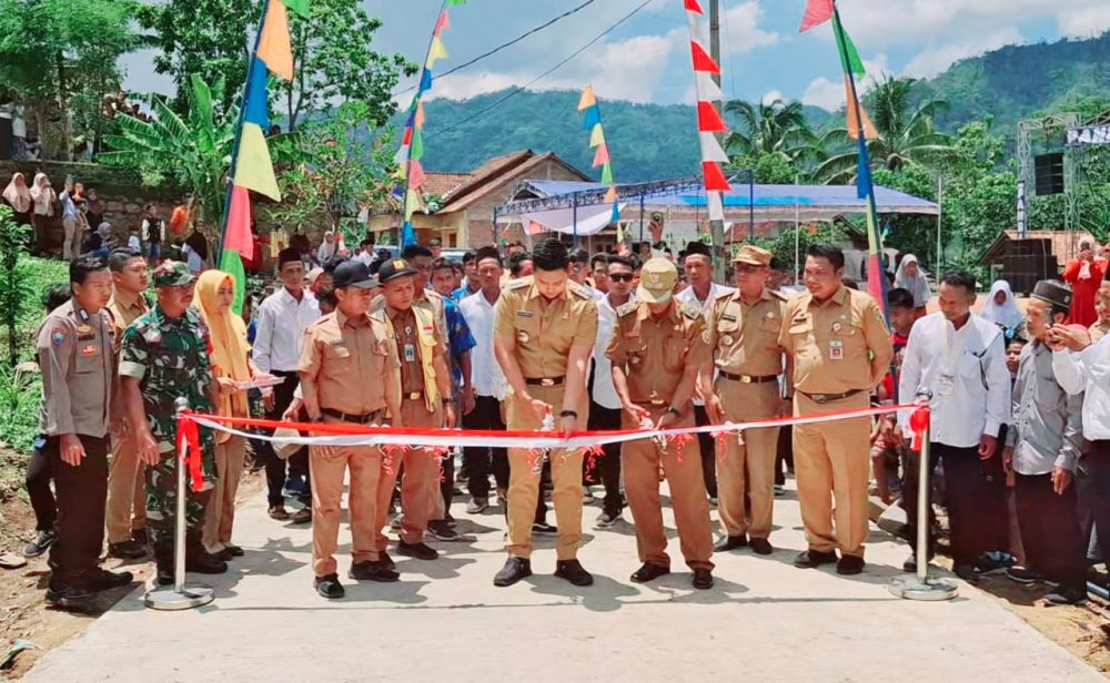 Bupati Kendal Resmikan Jalan Penghubung Desa Cening-Kaliputih
