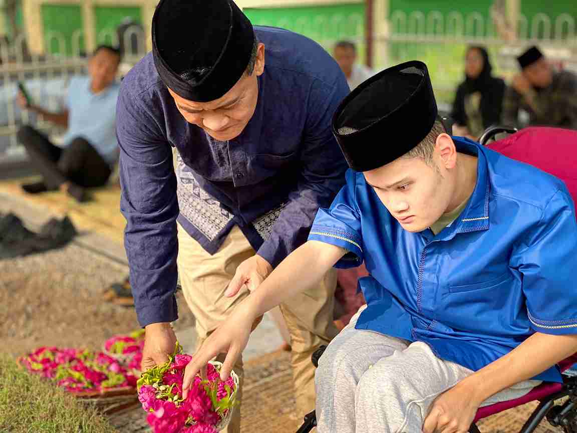Ahmad Luthfi Ajak Anak Ziarah ke Makam Istri, Kenang Pesan Jaga Amanah