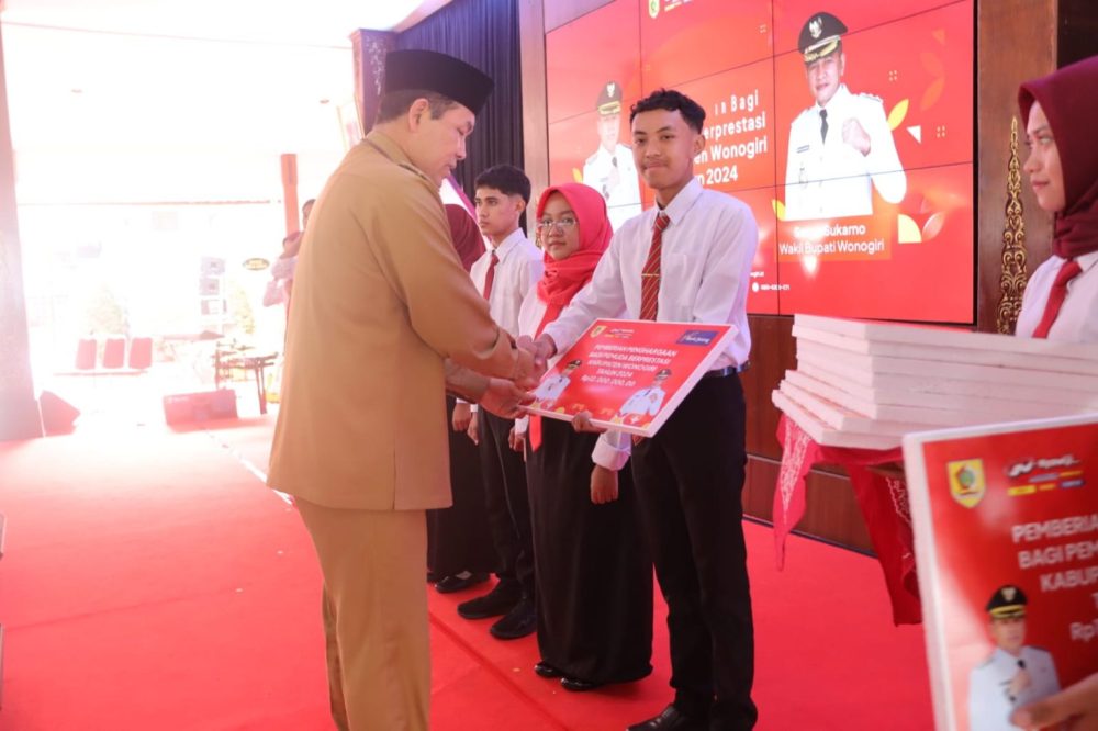 818 Mahasiswa Berprestasi di Wonogiri Terima Beasiswa