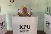 Sungkem Orangtua Sebelum Nyoblos, Mbak Vivit Optimis Menuju Kemenangan Pilkada Rembang